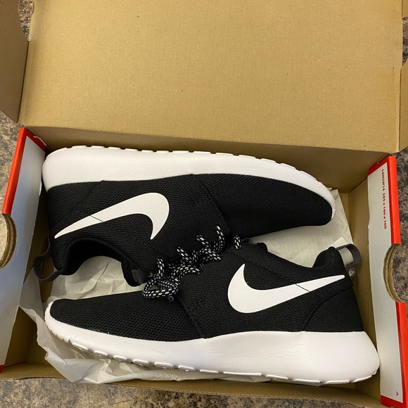 Nike Shoes - Nike Roshe One